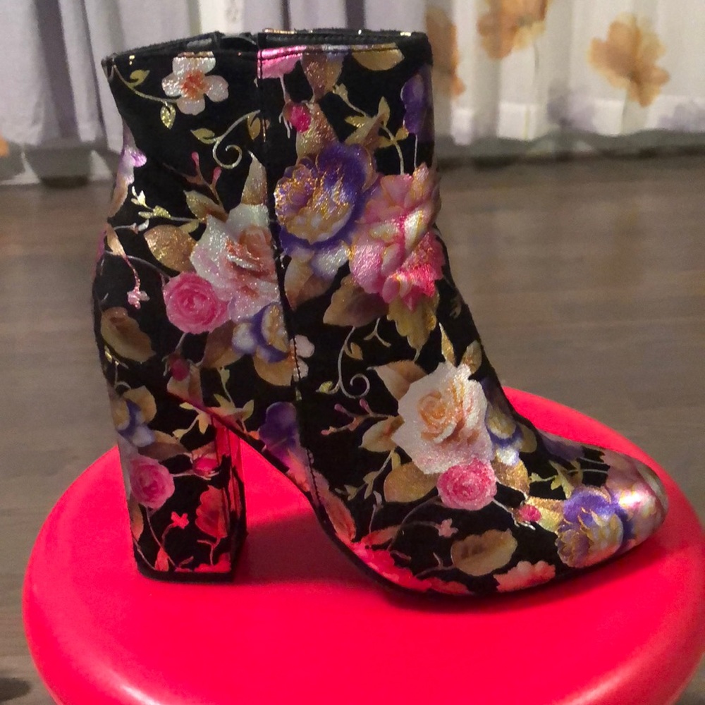 New,no tag,stylish contemporary ankle boots